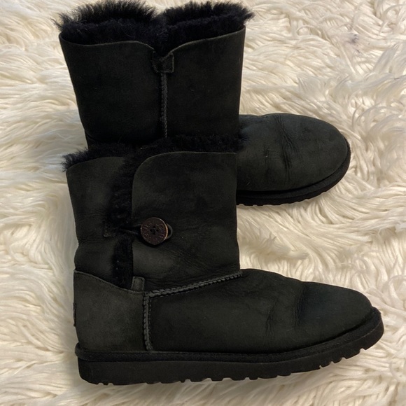 UGG Shoes - UGG Baileys Short Boots size 5 very good condition no rips smell or stains